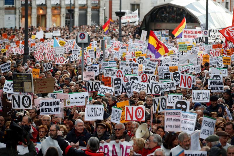 Madrid, Barcelona, Bilbao, San Sebastián, Vigo... protestan en las calles por el insuficiente alza del 0,25% y piden que estas ayudas se revaloricen en función del IPC