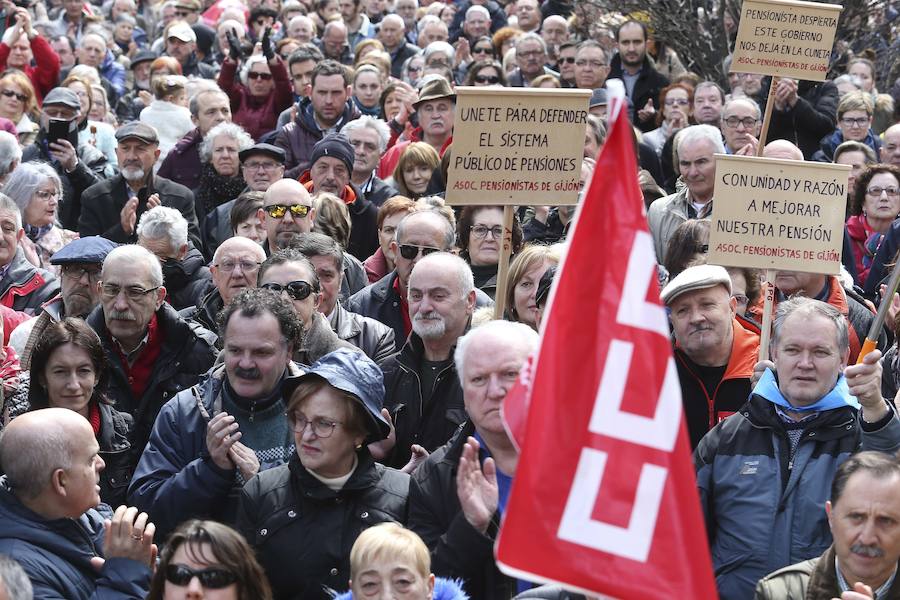 Fotos: Los pensionistas asturianos se manifiestan en Gijón por una pensión digna