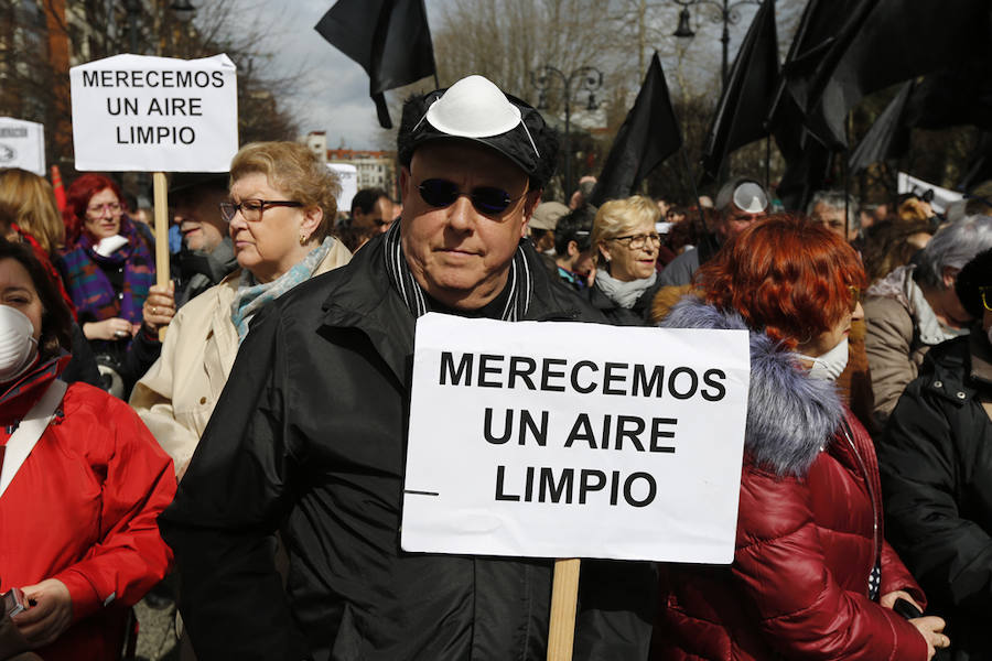 Fotos: Miles de personas se concentra en Gijón contra la contaminación en Asturias