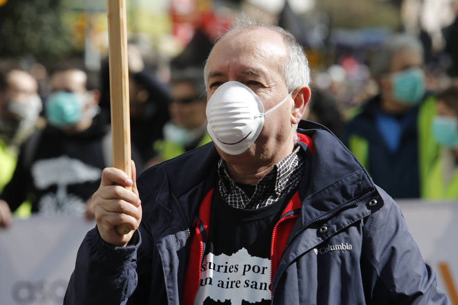 Fotos: Miles de personas se concentra en Gijón contra la contaminación en Asturias