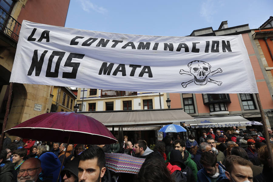 Fotos: Miles de personas se concentra en Gijón contra la contaminación en Asturias