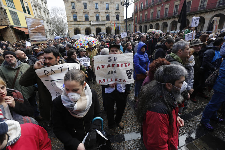 Fotos: Miles de personas se concentra en Gijón contra la contaminación en Asturias