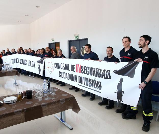 Los bomberos protestaron el día de su patrón para pedir la dimisión del concejal de Seguridad, el socialista Ricardo Fernández. 