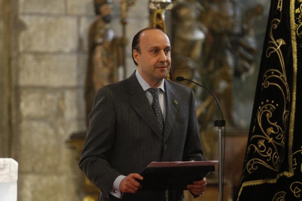 Javier Menéndez Ferré durante la lectura del pregón de la Semana Santa en la iglesia de San Nicolás. 