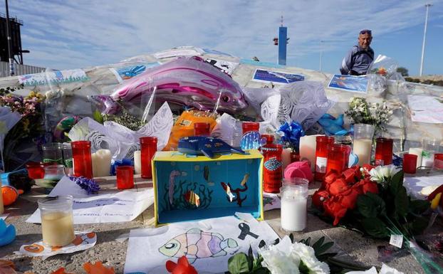 El monumento se ha convertido en un altar en homenaje al niño Gabriel.