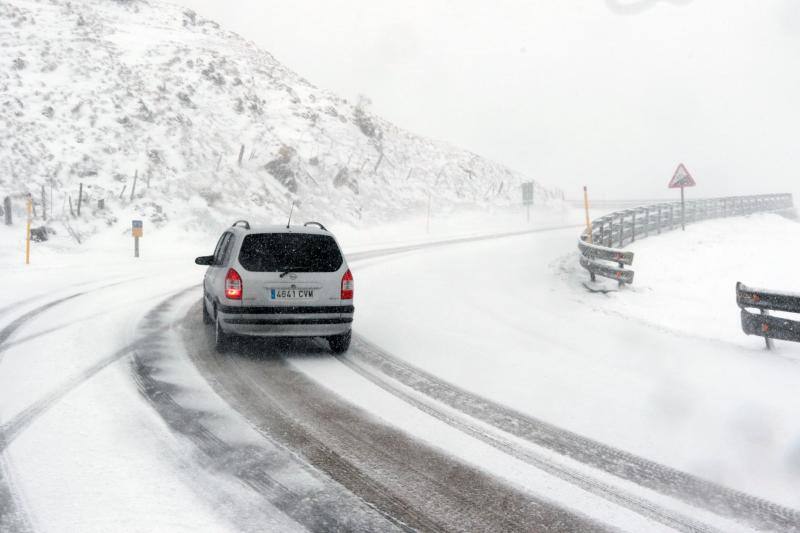 Un temporal de nieve cubre Asturias de blanco a pocas horas de la llegada de la primavera. La comarca de Picos de Europa se encuentra en alerta roja por nevadas que pueden dejar espesores de hasta cuarenta centímetros, mientras que en Suroccidente y Valles Mineros se esperan acumulaciones cercanas a los veinte centímetros.