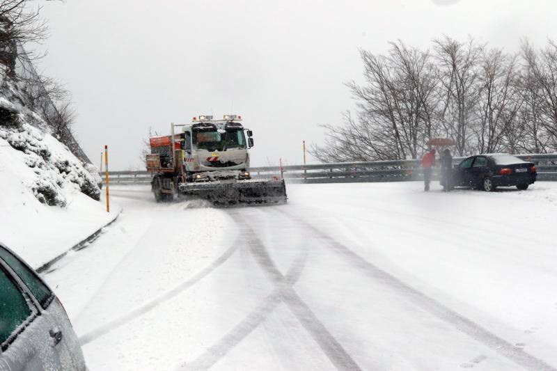 Un temporal de nieve cubre Asturias de blanco a pocas horas de la llegada de la primavera. La comarca de Picos de Europa se encuentra en alerta roja por nevadas que pueden dejar espesores de hasta cuarenta centímetros, mientras que en Suroccidente y Valles Mineros se esperan acumulaciones cercanas a los veinte centímetros.