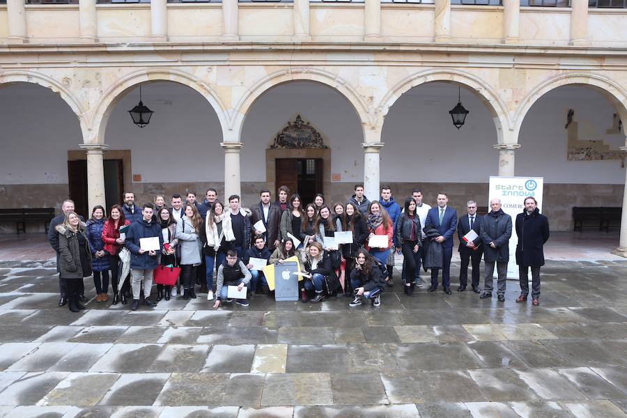 Medio centenar de estudiantes asturianos se han clasificado para la gran final de STARTinnova, el programa de fomento de la cultura emprendedora que promueve EL COMERCIO. Organizados en cinco equipos, han presentado sus proyectos ante un jurado de expertos en el Aula Magna del Edificio Histórico de la Universidad de Oviedo.