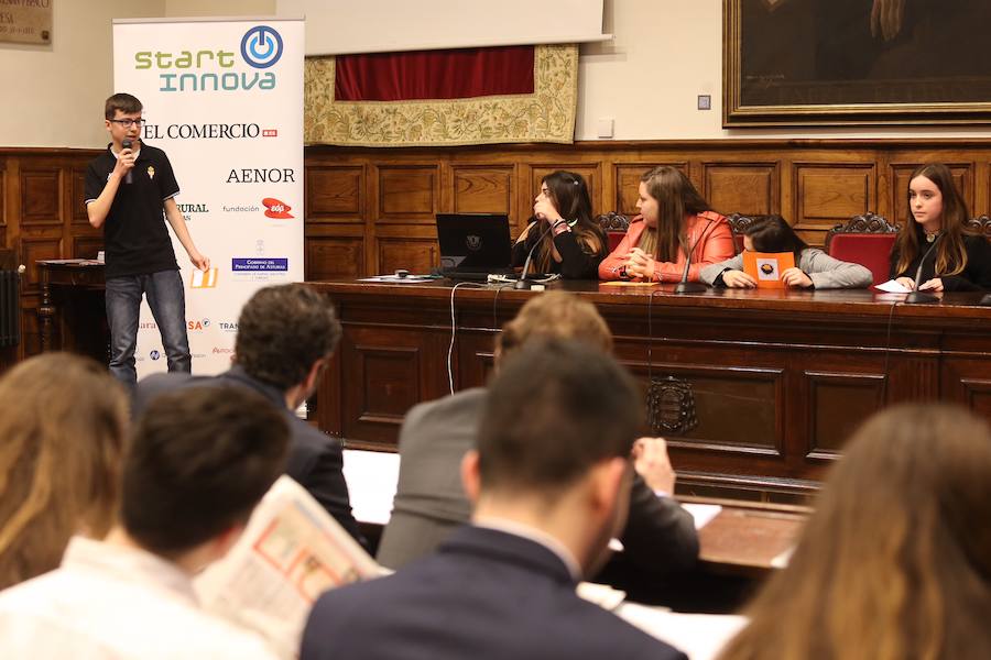 Medio centenar de estudiantes asturianos se han clasificado para la gran final de STARTinnova, el programa de fomento de la cultura emprendedora que promueve EL COMERCIO. Organizados en cinco equipos, han presentado sus proyectos ante un jurado de expertos en el Aula Magna del Edificio Histórico de la Universidad de Oviedo.