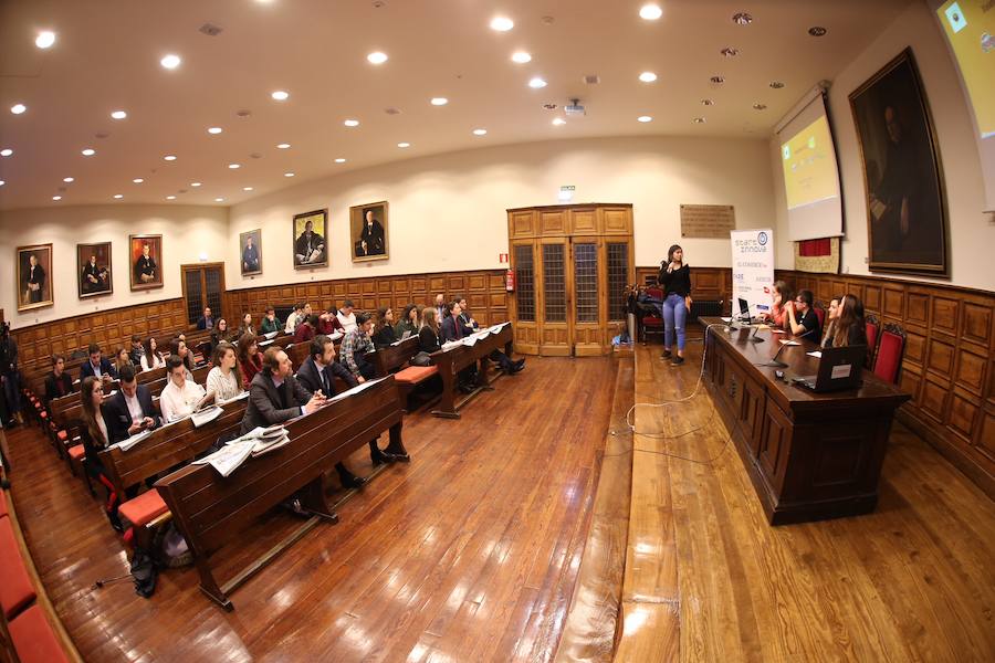 Medio centenar de estudiantes asturianos se han clasificado para la gran final de STARTinnova, el programa de fomento de la cultura emprendedora que promueve EL COMERCIO. Organizados en cinco equipos, han presentado sus proyectos ante un jurado de expertos en el Aula Magna del Edificio Histórico de la Universidad de Oviedo.