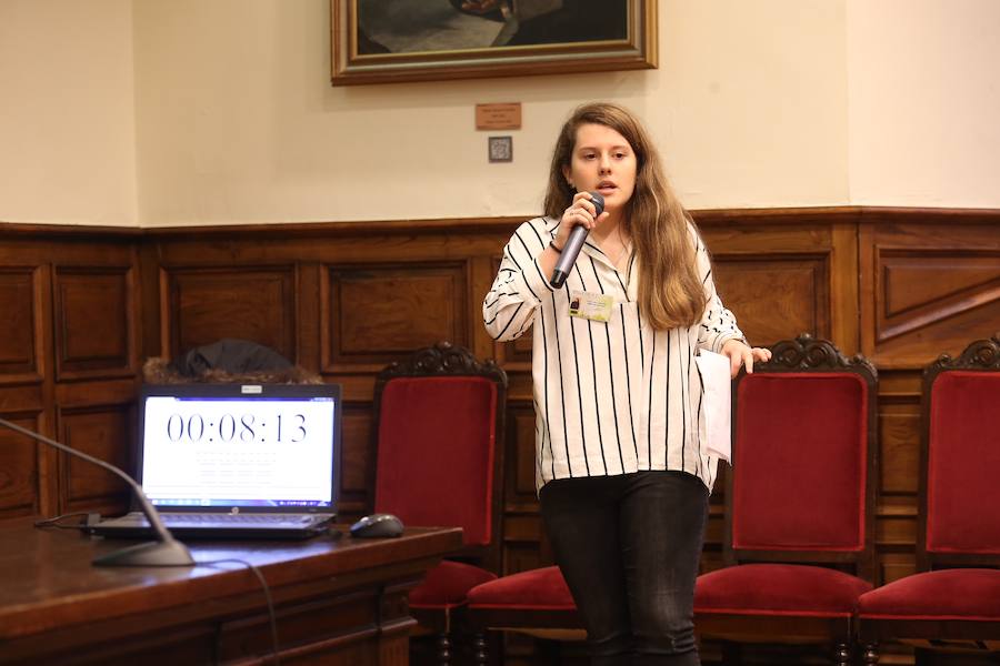 Medio centenar de estudiantes asturianos se han clasificado para la gran final de STARTinnova, el programa de fomento de la cultura emprendedora que promueve EL COMERCIO. Organizados en cinco equipos, han presentado sus proyectos ante un jurado de expertos en el Aula Magna del Edificio Histórico de la Universidad de Oviedo.