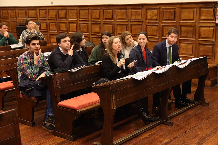 Medio centenar de estudiantes asturianos se han clasificado para la gran final de STARTinnova, el programa de fomento de la cultura emprendedora que promueve EL COMERCIO. Organizados en cinco equipos, han presentado sus proyectos ante un jurado de expertos en el Aula Magna del Edificio Histórico de la Universidad de Oviedo.