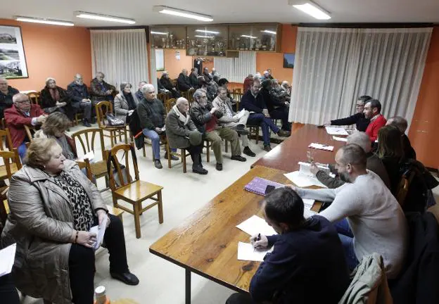 Los representantes políticos charlan con los vecinos en Leorio. 