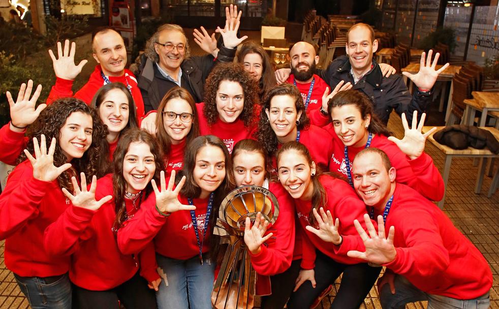 Las campeonas, junto al cuerpo técnico y directiva, señalan los cinco títulos europeos conquistados.