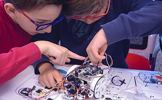 Niños aprenden robótica y programación.