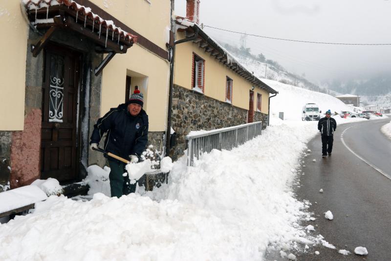 A pocas horas para la llegada de la primavera, gran parte de Asturias está cubierta por un manto blanco. La nieve complica la circulación en muchas carreteras. Incluso en la autopista del Huerna, que ha estado cerrada a camiones durante varias horas. Donde no nieva, la lluvia y el frío son protagonsitas de la jornada. 