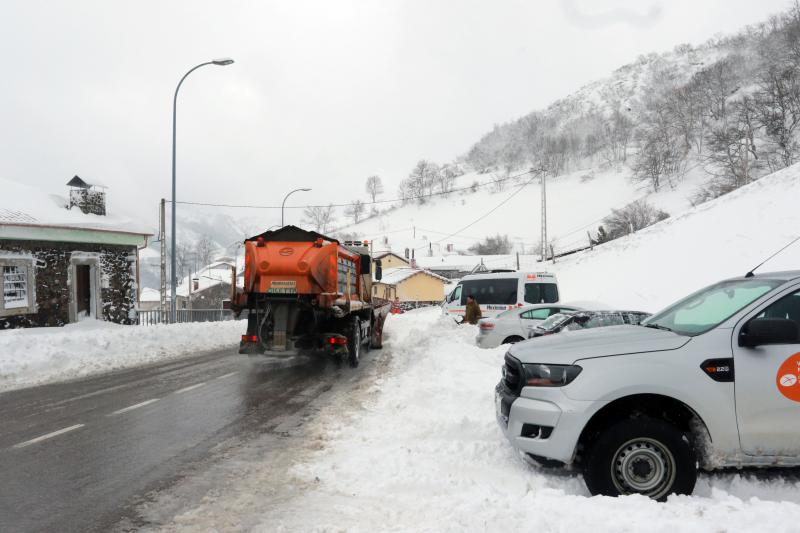 A pocas horas para la llegada de la primavera, gran parte de Asturias está cubierta por un manto blanco. La nieve complica la circulación en muchas carreteras. Incluso en la autopista del Huerna, que ha estado cerrada a camiones durante varias horas. Donde no nieva, la lluvia y el frío son protagonsitas de la jornada. 