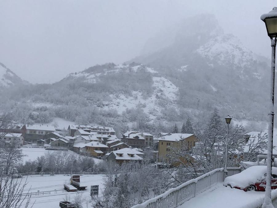 A pocas horas para la llegada de la primavera, gran parte de Asturias está cubierta por un manto blanco. La nieve complica la circulación en muchas carreteras. Incluso en la autopista del Huerna, que ha estado cerrada a camiones durante varias horas.