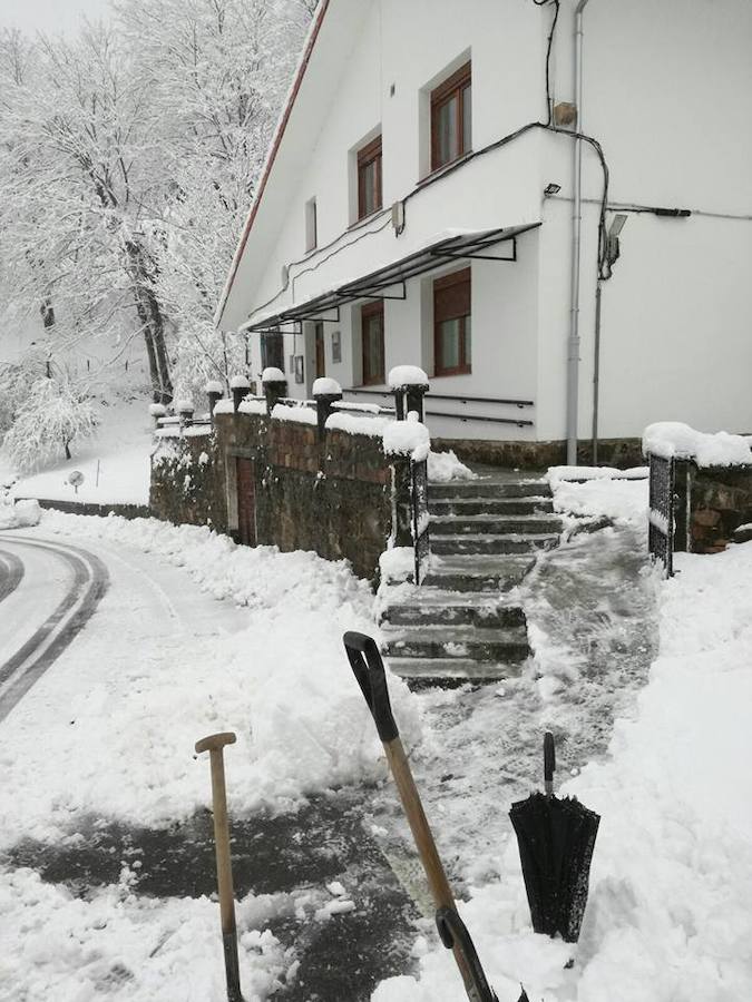 Fotos: Medio metro de nieve en los pueblos del Oriente asturiano