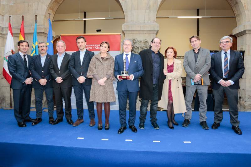 El acto tuvo lugar en el patio del Centro de Cultura Antiguo Instituto y estuvo presidido por la alcaldesa de Gijón, Carmen Moriyón, y el director de Ser Gijón y Ser Avilés, Pablo González-Palacios.