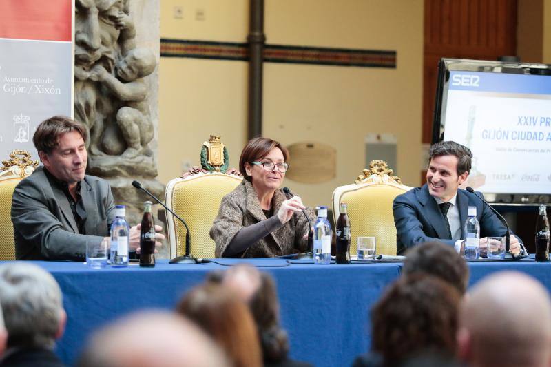 El acto tuvo lugar en el patio del Centro de Cultura Antiguo Instituto y estuvo presidido por la alcaldesa de Gijón, Carmen Moriyón, y el director de Ser Gijón y Ser Avilés, Pablo González-Palacios.