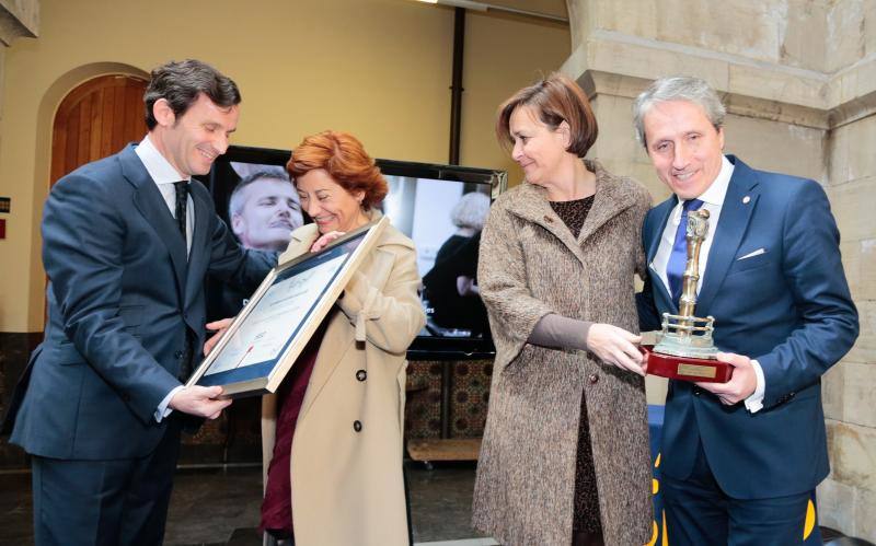 El acto tuvo lugar en el patio del Centro de Cultura Antiguo Instituto y estuvo presidido por la alcaldesa de Gijón, Carmen Moriyón, y el director de Ser Gijón y Ser Avilés, Pablo González-Palacios.