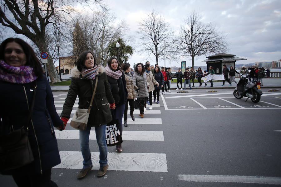 Una cadena humana desde la Escalerona hasta la Plaza Mayor, protagonizó una protesta contra la discriminación racial con motivo de su Día Internacional