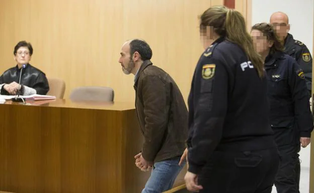 Javier Ledo Ovide, ayer, en la sala de vistas del juzgado de lo Penal número 1 de Gijón. 