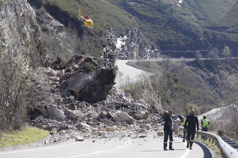 Un argayo en la carretera AS-17, a la altura del embalse de Tanes, ha dejado incomunicado al concejo de Caso. Personal de Carreteras ya está en la zona para comenzar a despejar la calzada.