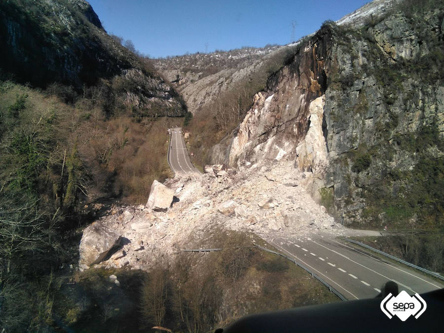 Un argayo en la carretera AS-17, a la altura del embalse de Tanes, ha dejado incomunicado al concejo de Caso. Personal de Carreteras ya está en la zona para comenzar a despejar la calzada.