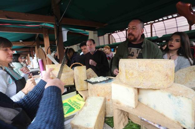 Público y elaboradores de Gamonéu en el último certamen quesero, celebrado en octubre en Onís. 