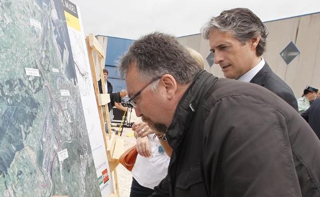 El diputado Isidro Martínez Oblanca, junto al ministro De la Serna. 