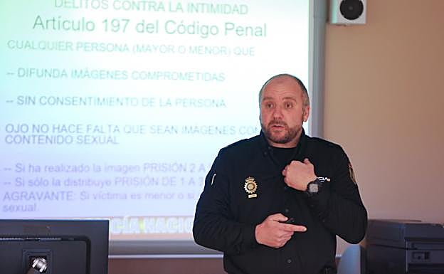 «En internet hay mucha gente que toma nota de todo para delinquir»