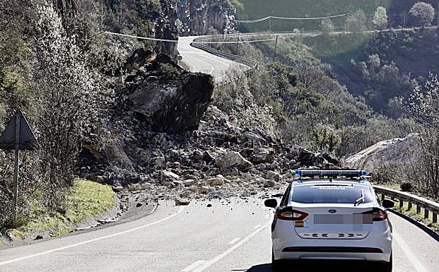 Despliegue de personal de emergencias en la AS-117