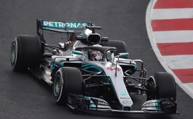 El Mercedes de Lewis Hamilton rueda en Melbourne. 