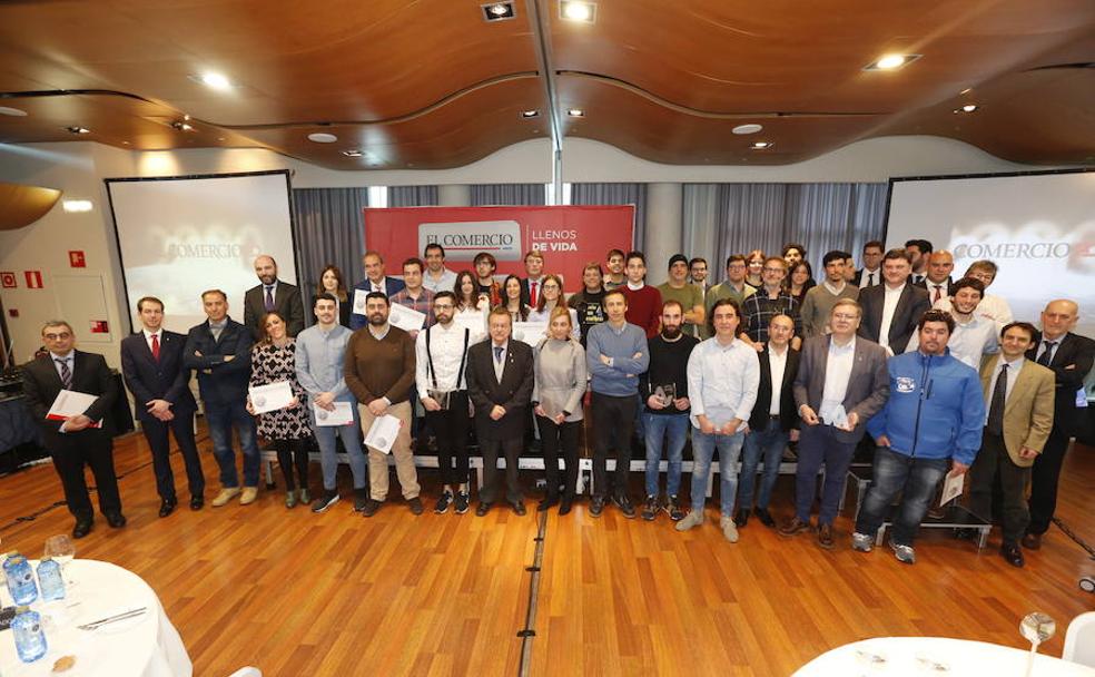 Los galardonados en los 'Premios a las Mejores Iniciativas en la Red de Asturias', junto con los miembros del jurado. 