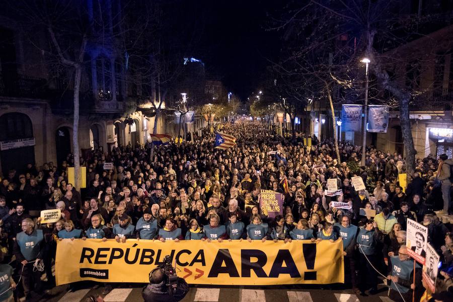 Un total de 22 personas han resultado heridas leves y dos con prónostico menos grave este viernes por la noche durante la movilización contra el encarcelamiento de políticos soberanistas en la zona de la Delegación del Gobierno en Cataluña.