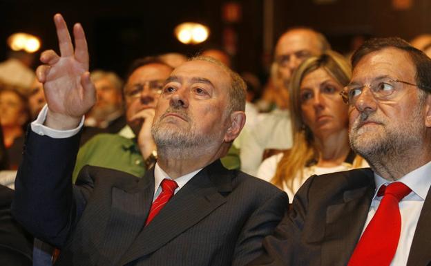 Imagen. De Lorenzo con Rajoy, de quien ayer se despidió por carta, en un mitin celebrado en Oviedo en 2009.