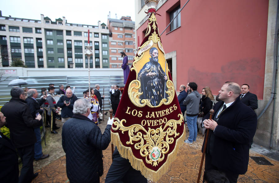 Fotos: Procesión de la Hermandad de Los Estudiantes de Oviedo