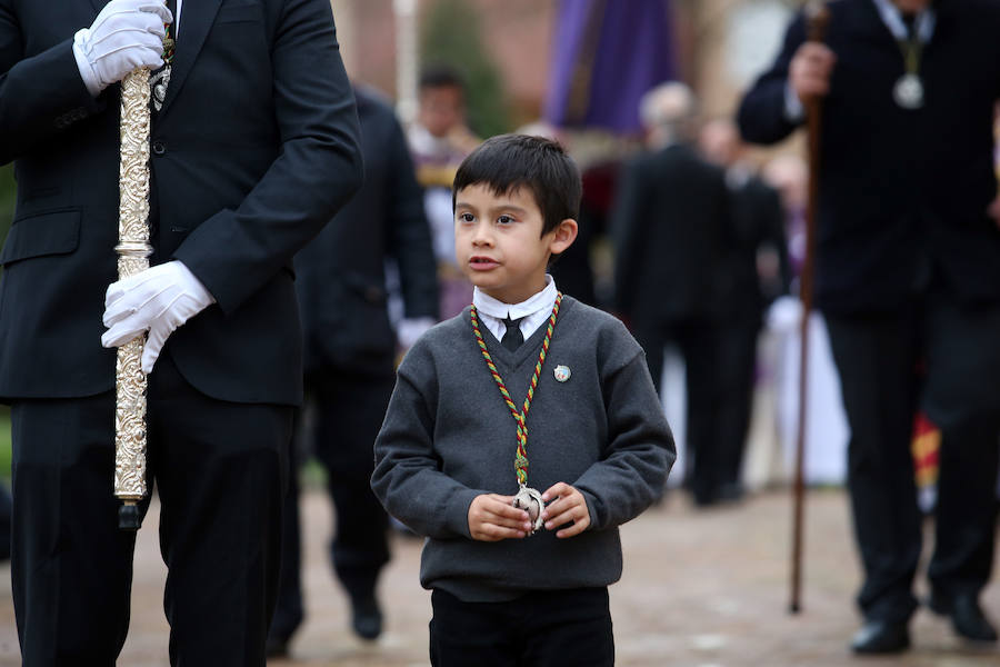 Fotos: Procesión de la Hermandad de Los Estudiantes de Oviedo