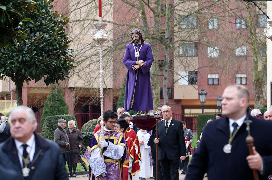 Fotos: Procesión de la Hermandad de Los Estudiantes de Oviedo