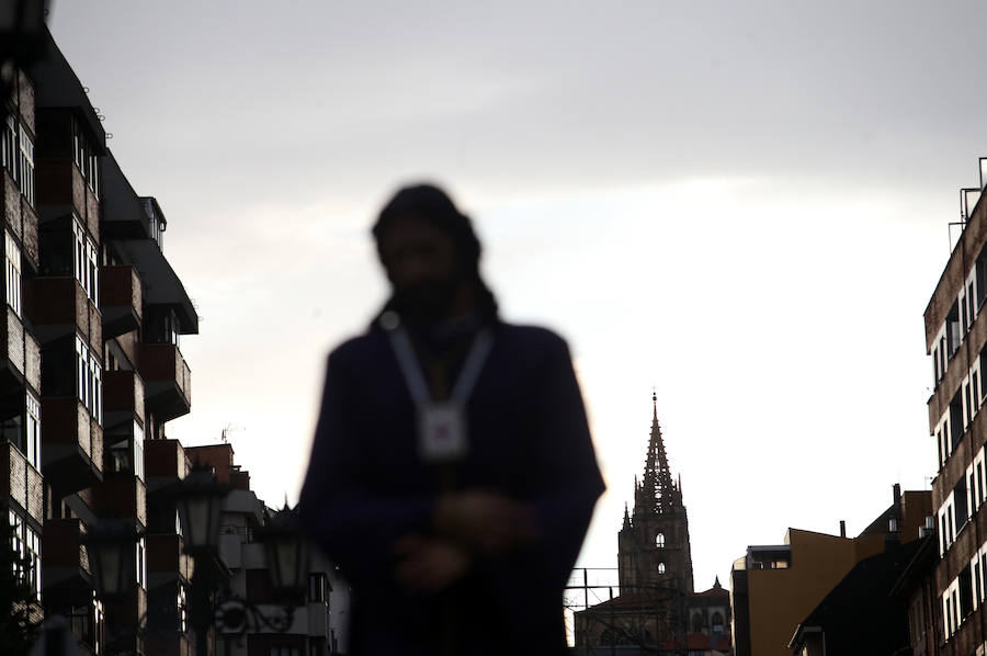Fotos: Procesión de la Hermandad de Los Estudiantes de Oviedo