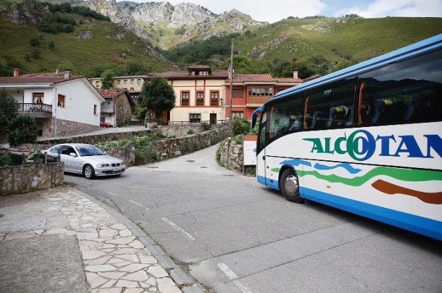 Un autobús se detiene en Villamorey para que pase el turismo. 