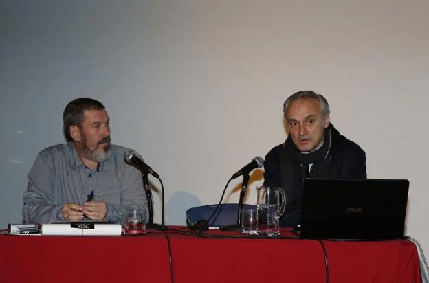 Ángel Villa (derecha), en su charla sobre castros y romanos. :: ARIENZA