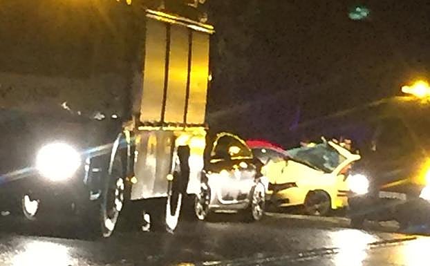 Retenciones en la Variante por un accidente con tres heridos