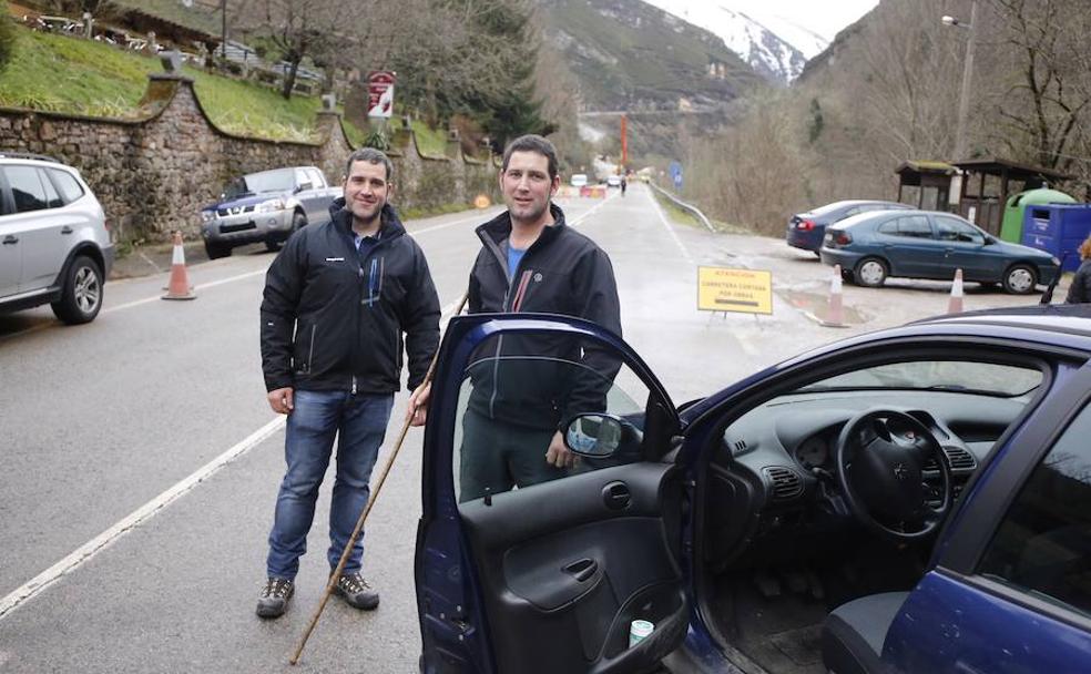 Hermanos, y dos coches. Jesús y José Luis Cabilla cambiando de coche, el primero emprende después camino a casa. 