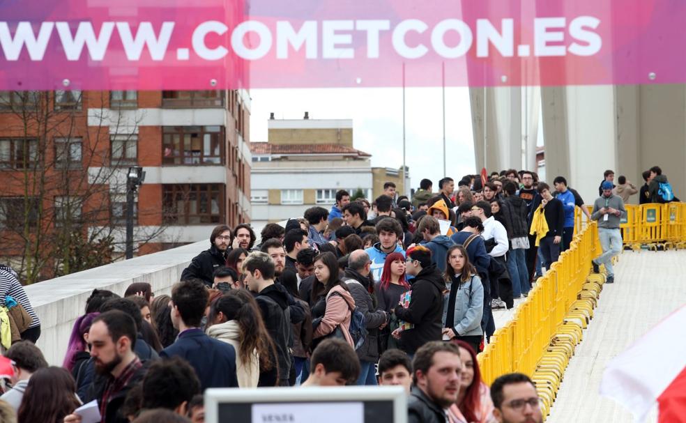 Multitud de personas acudieron ayer a la Cometcon. En la imagen, la cola, poco antes de las cuatro de la tarde, cuando se inauguró la convención.