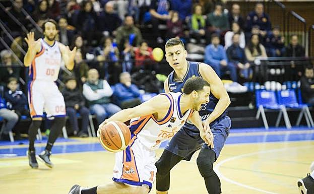 Pumarín volvió a ser mágico (73-72)