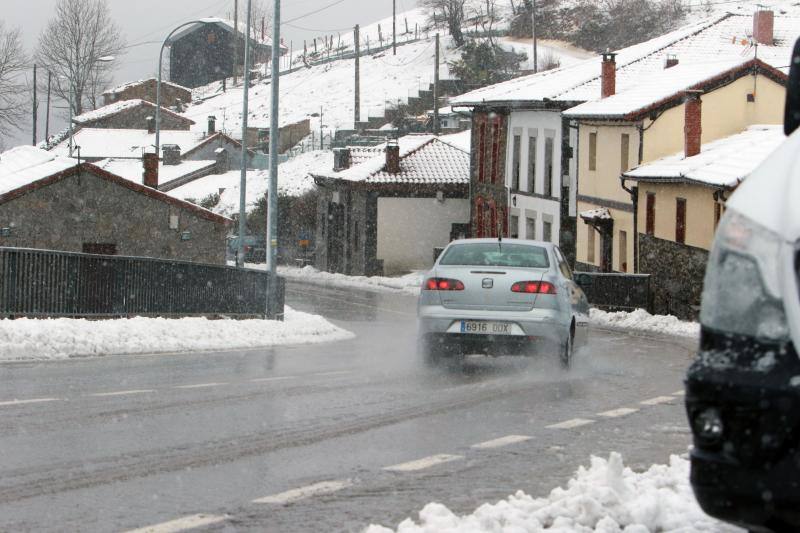 Nieve, viento, lluvia y oleaje. La borrasca 'Hugo' azota Asturias, que registra problemas en las comunicaciones de montaña y daños en infraestructuras como el espigón de Cudillero, que ha quedado destrozado.