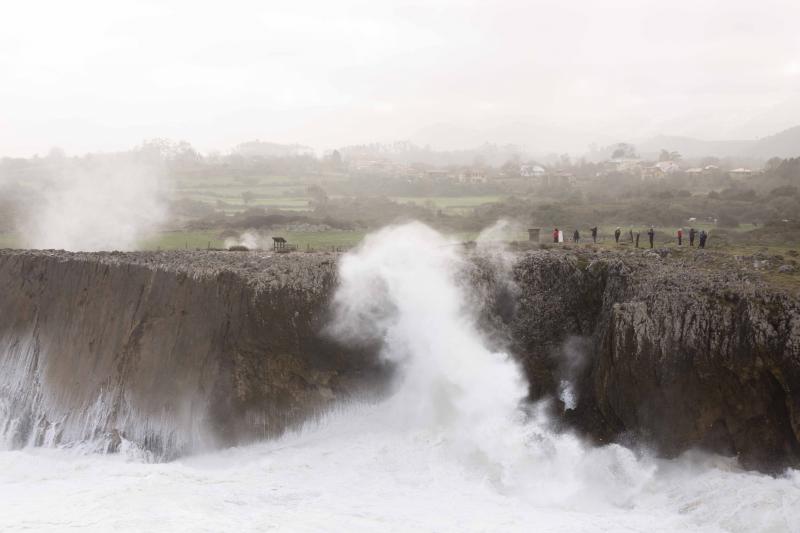 Nieve, viento, lluvia y oleaje. La borrasca 'Hugo' azota Asturias, que registra problemas en las comunicaciones de montaña y daños en infraestructuras como el espigón de Cudillero, que ha quedado destrozado.